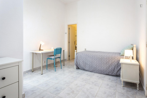 Single bedroom, with private bathroom, in residence