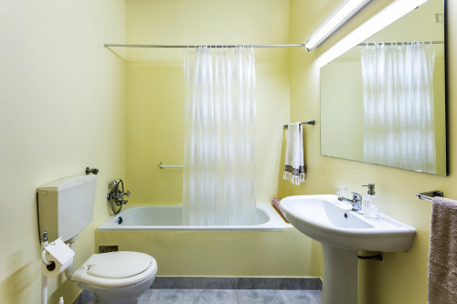 Single bedroom, with private bathroom, in residence - Gallery - 12