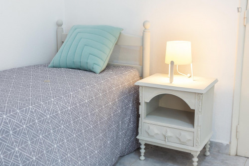 Single bedroom, with private bathroom, in residence