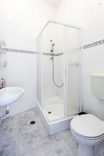 Single bedroom, with private bathroom, in residence  - Gallery -  5