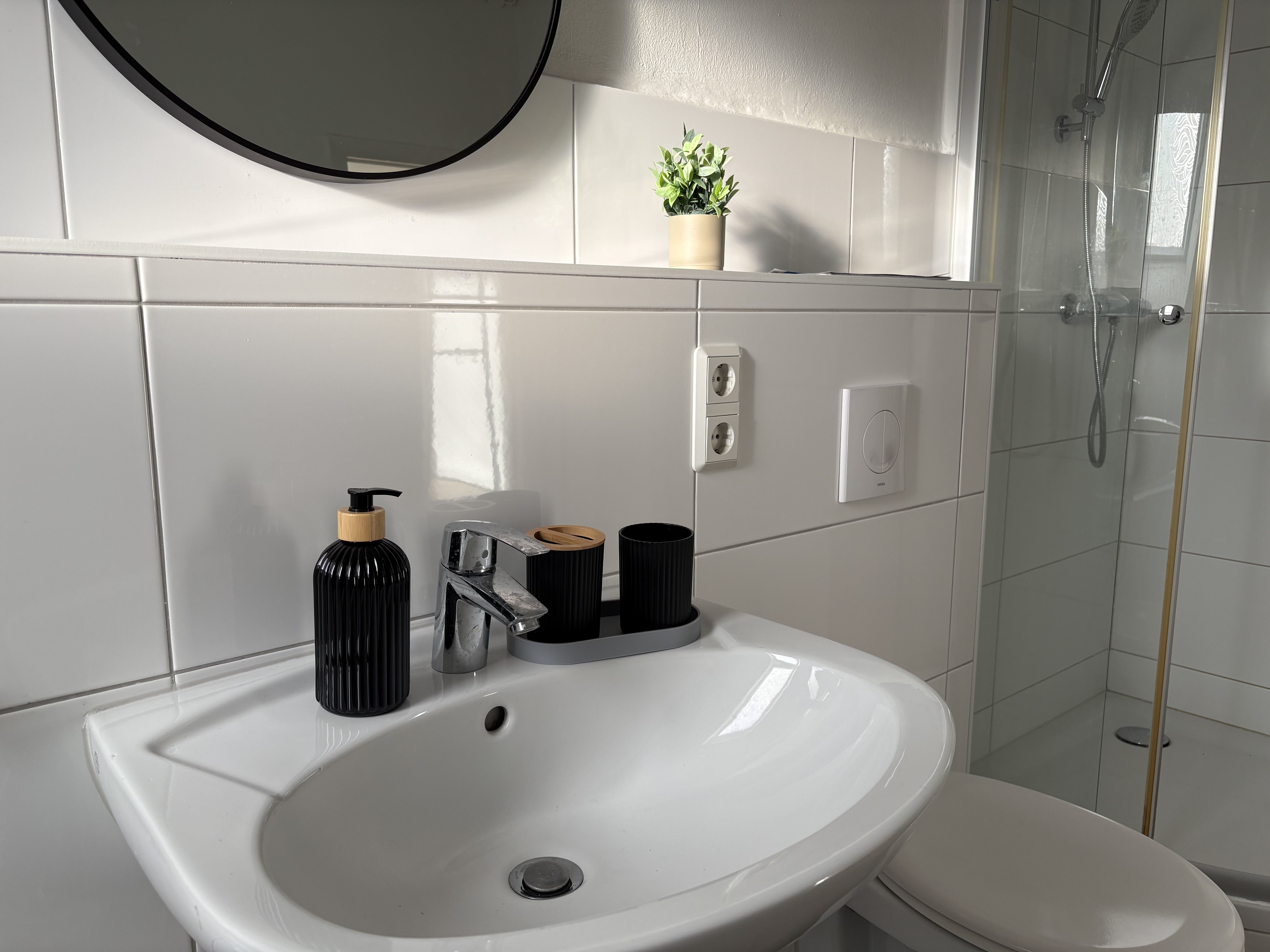 Charming Home Away From Home For Up To 5 Guests - 9