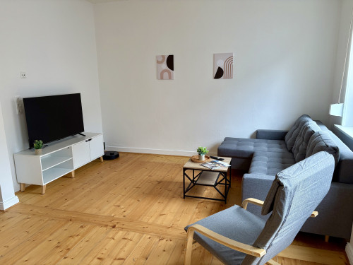 Ground Floor Apartment – Stylish Historic Apartment for Up to 3 Guests