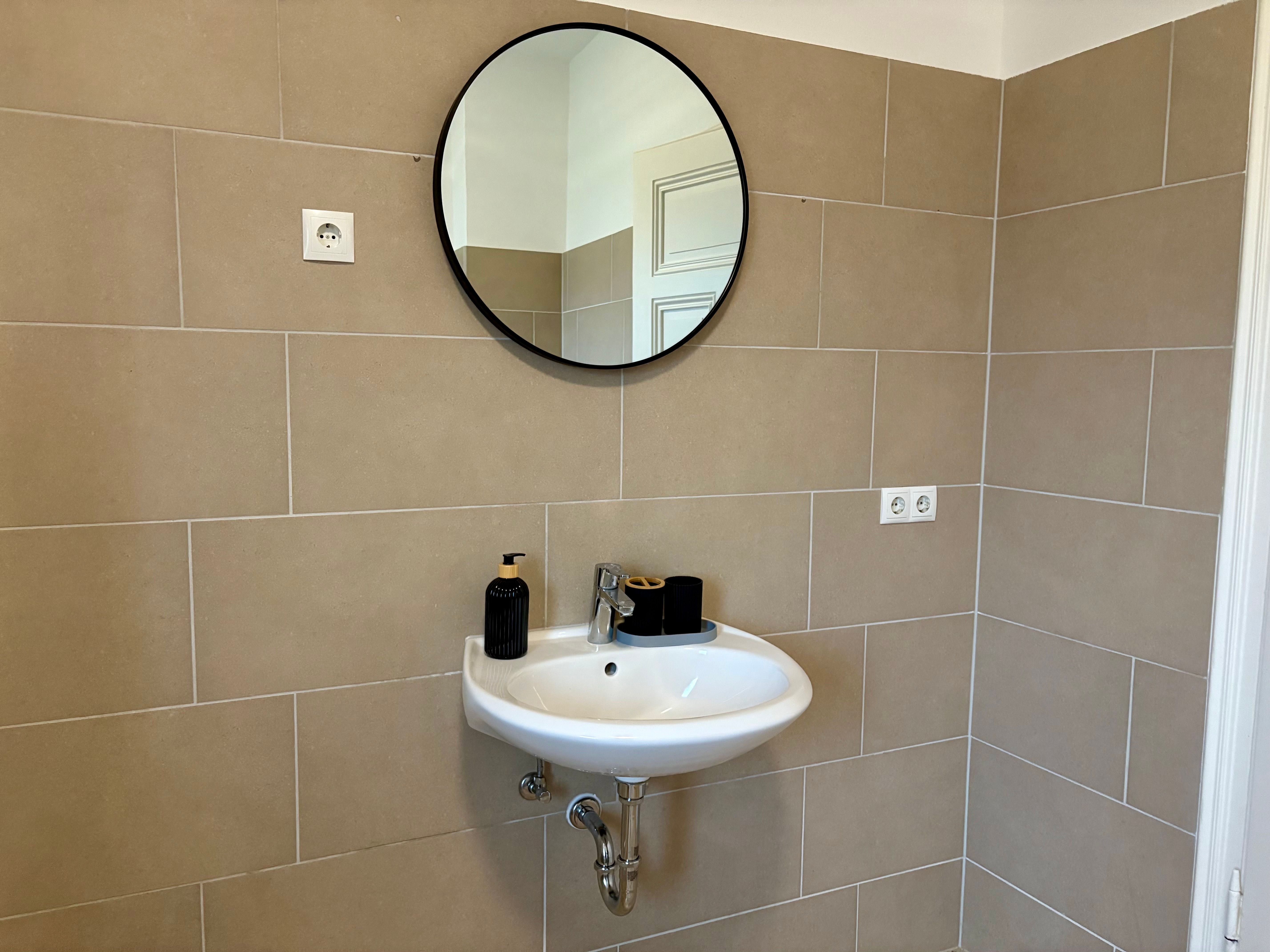 Ground Floor Apartment – Stylish Historic Apartment For Up To 3 Guests - 4