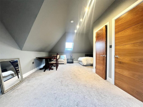 Stylish En-Suite Loft Room - Gallery - 8