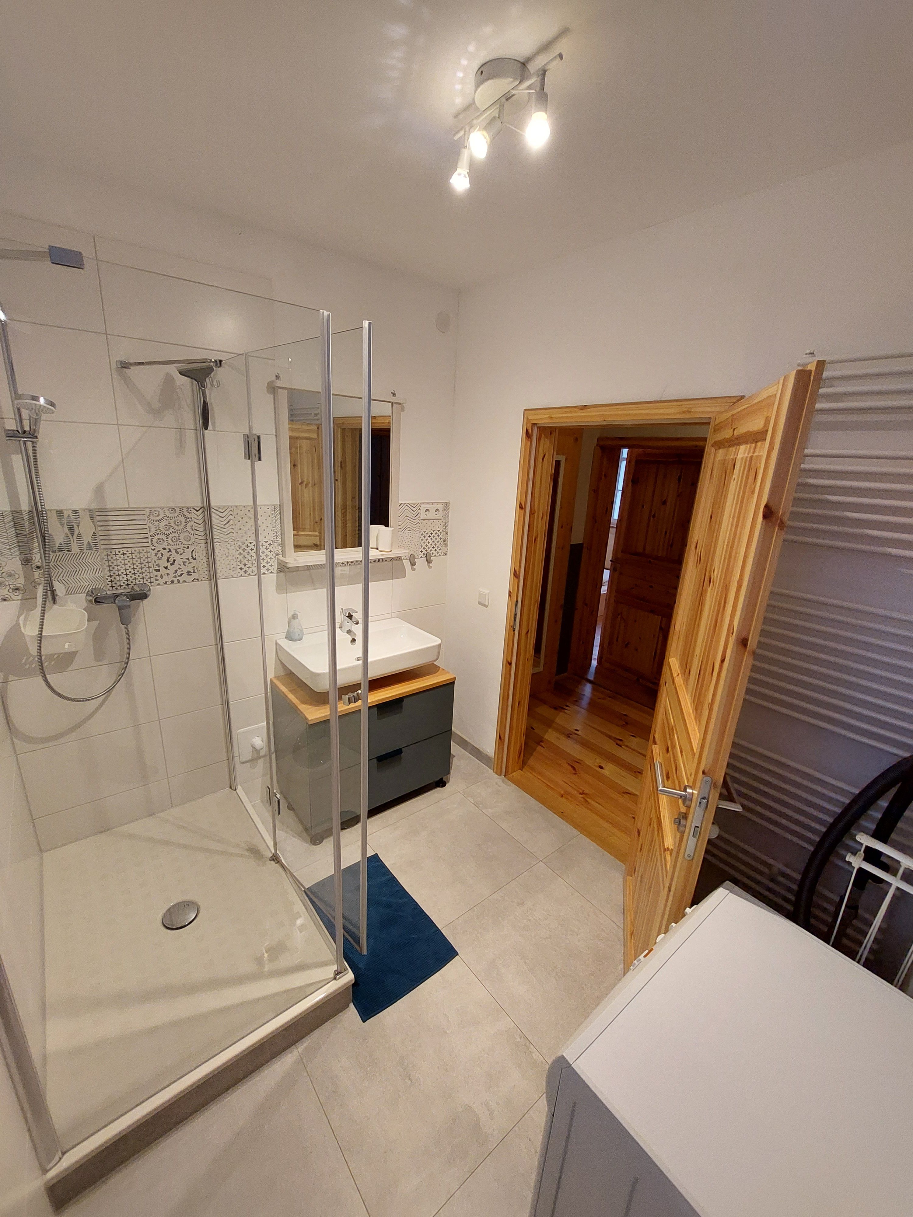 Modern Corporate Flat At Dresden’s Green Edge – Panoramic City View & Easy Access - 11