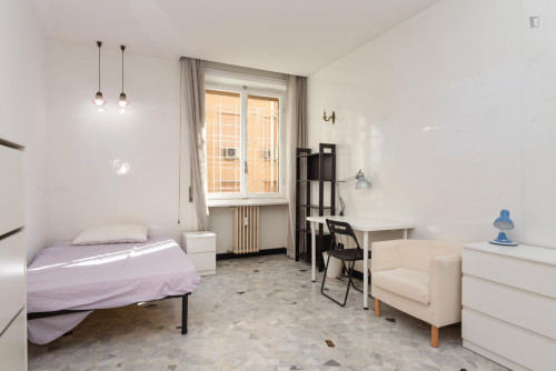 Roomy single bedroom close to Bologna metro station