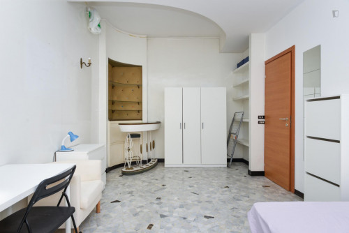 Roomy single bedroom close to Bologna metro station