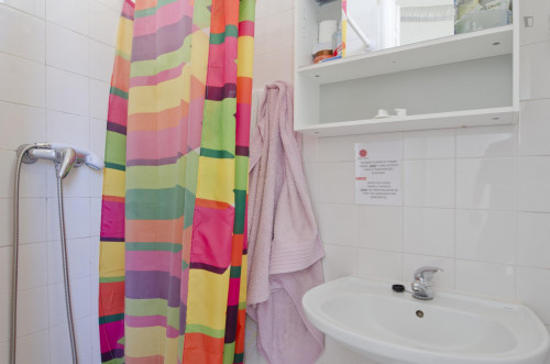 Fresh double bedroom not far from UAL - Universidade Autónoma de Lisboa - Gallery - 9