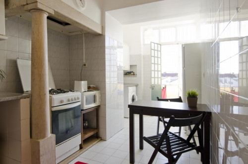Colourful double bedroom near UAL - Universidade Autónoma de Lisboa - Gallery - 7