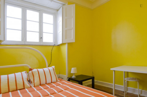 Colourful double bedroom near UAL - Universidade Autónoma de Lisboa