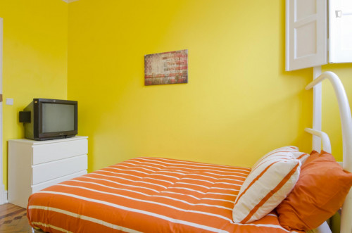 Colourful double bedroom near UAL - Universidade Autónoma de Lisboa