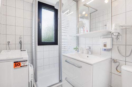 VinhMinh Homes Apartment in Hattingen – Central, Free Parking, Wi-Fi, Workspace, Garden Access