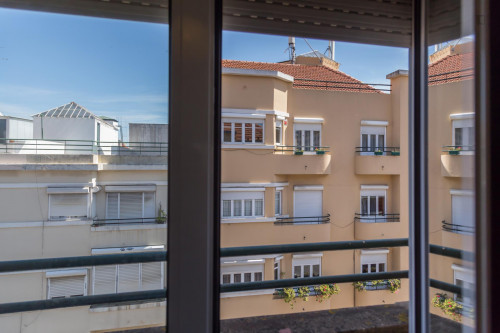 Bright single bedroom with a sunny balcony near Campo Pequeno