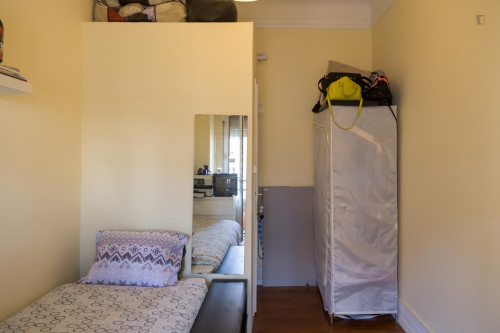 Bright single bedroom with a sunny balcony near Campo Pequeno