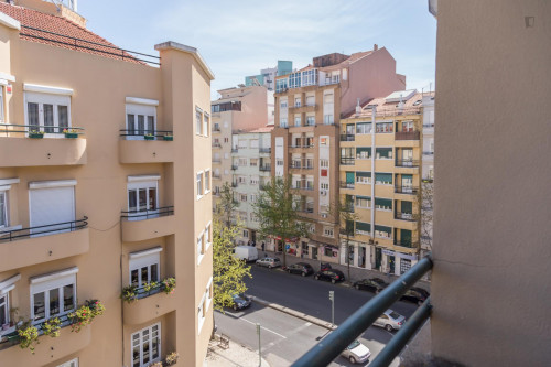 Bright single bedroom with a sunny balcony near Campo Pequeno