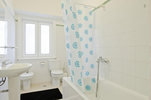 Bright single bedroom with a sunny balcony near Campo Pequeno - Gallery - 9