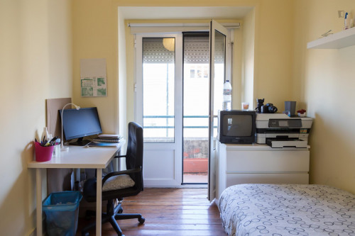 Bright single bedroom with a sunny balcony near Campo Pequeno
