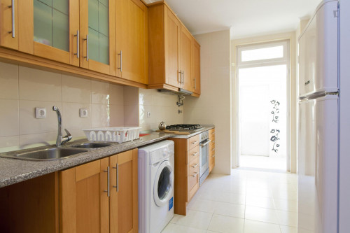 Single bedroom with balcony in 6-bedroom apartment next to IST - Gallery - 7