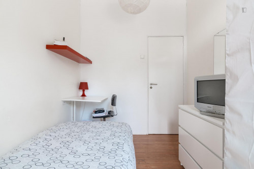 Single bedroom with balcony in 6-bedroom apartment next to IST