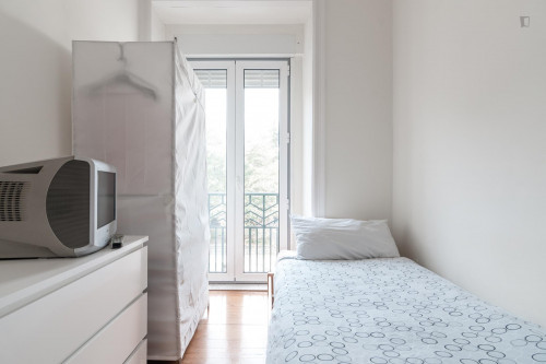 Single bedroom with balcony in 6-bedroom apartment next to IST