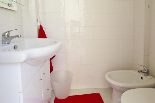 Single bedroom with balcony in 6-bedroom apartment next to IST - Gallery - 10