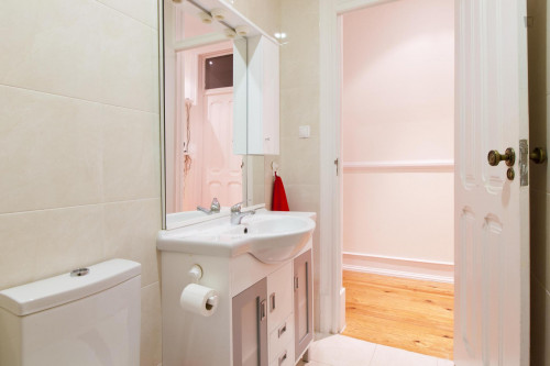 Single bedroom with balcony in 6-bedroom apartment next to IST - Gallery - 9