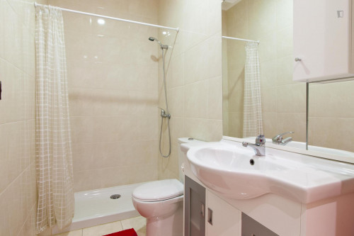 Single bedroom with balcony in 6-bedroom apartment next to IST - Gallery - 8