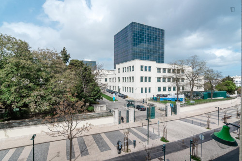 Single bedroom with balcony in 6-bedroom apartment next to IST