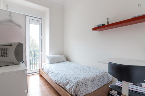 Single bedroom with balcony in 6-bedroom apartment next to IST