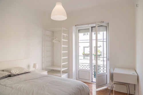 Intriguing double bedroom with ensuite bathroom not too far from Intendente metro station