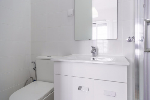 Intriguing double bedroom with ensuite bathroom not too far from Intendente metro station