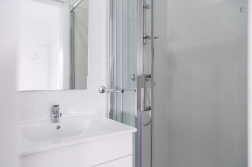 Intriguing double bedroom with ensuite bathroom not too far from Intendente metro station