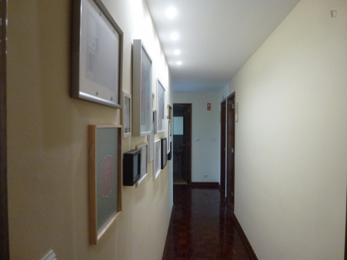 Splendid double bedroom with balcony in Campolide - Gallery - 6