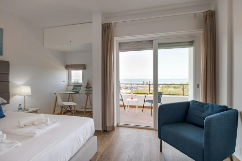 Largo Girassol, Carcavelos