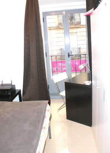 Double ensuite bedroom in 11-room apartment in the heart of Madrid