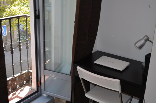 Double ensuite bedroom in 11-room apartment in the heart of Madrid