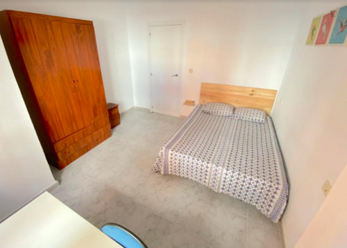 Premium sunny room near center with AC, double bed, WIFI and TV for students