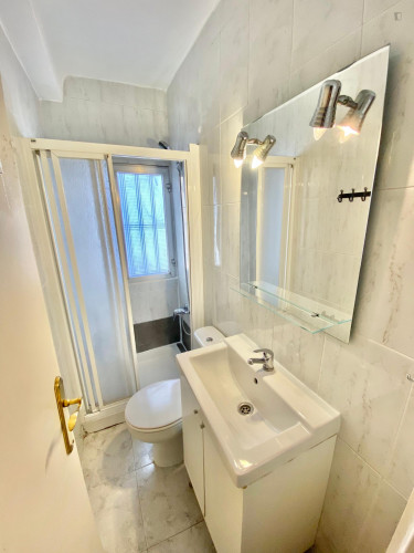 Premium sunny room near center with AC, double bed, WIFI and TV for students - Gallery - 6