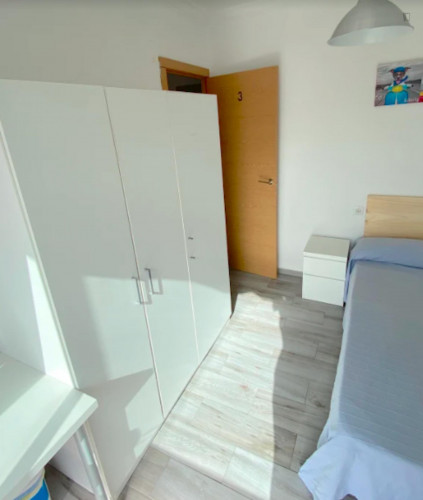 Deluxe sunny room near center with integrated terrace, AC, double bed, WIFI, TV