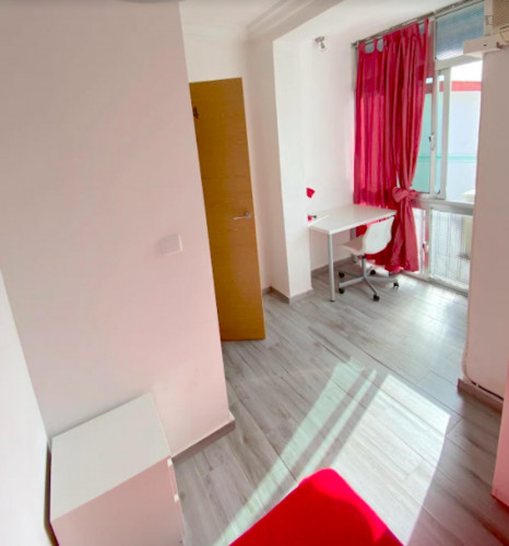 Deluxe sunny room near center with integrated terrace, AC, double bed, WIFI, TV