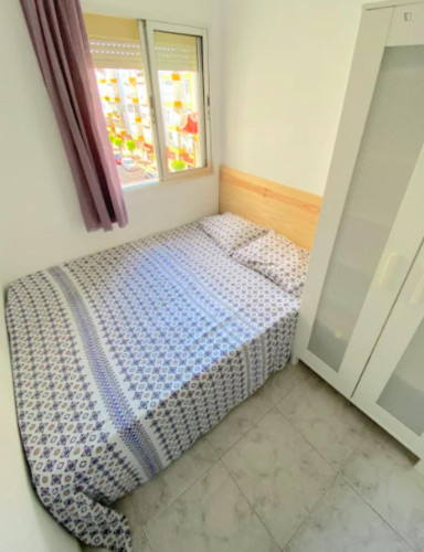Sunny room near center with double bed, WIFI and TV for students