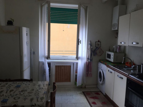 Bright double bedroom with balcony in a 3-bedroom apartment close to Bocconi University