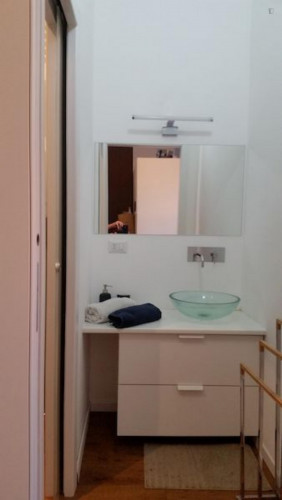 Double ensuite bedroom in a beautiful 2-bedroom apartment not far from Bocconi University
