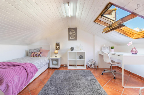 Awesome single bedroom in Carcavelos