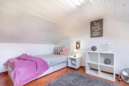 Awesome single bedroom in Carcavelos