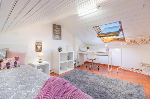 Awesome single bedroom in Carcavelos