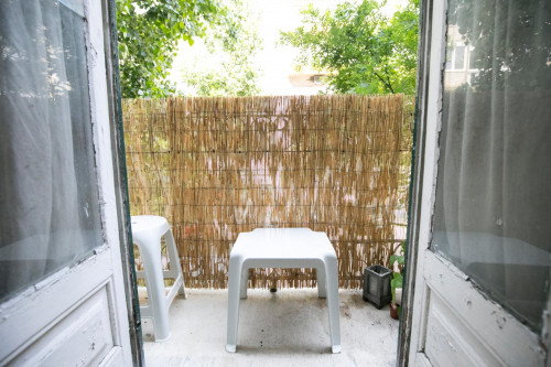 Convenient single bedroom in 7-bedroom flat in well-connected Picoas