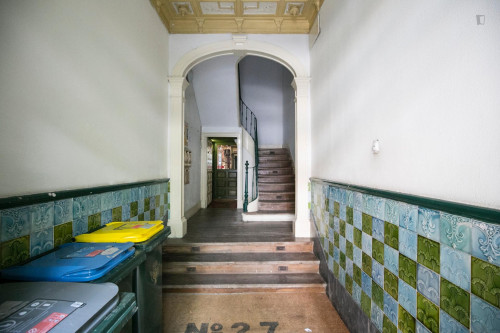 Convenient single bedroom in 7-bedroom flat in well-connected Picoas