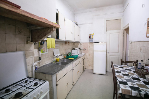 Convenient single bedroom in 7-bedroom flat in well-connected Picoas