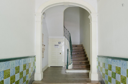 Convenient single bedroom in 7-bedroom flat in well-connected Picoas